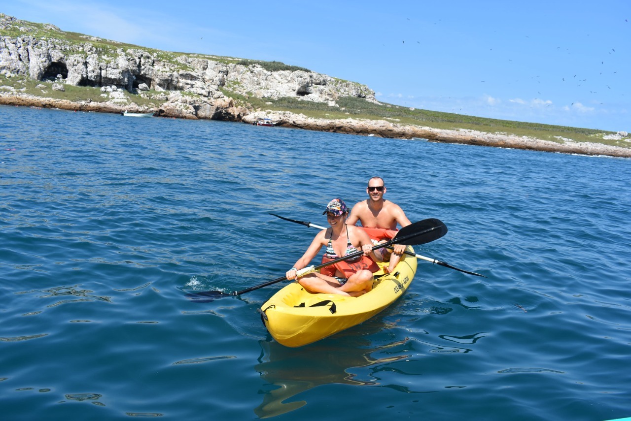 Kayak navegando cerca de los arcos de roca de las Islas Marietas
