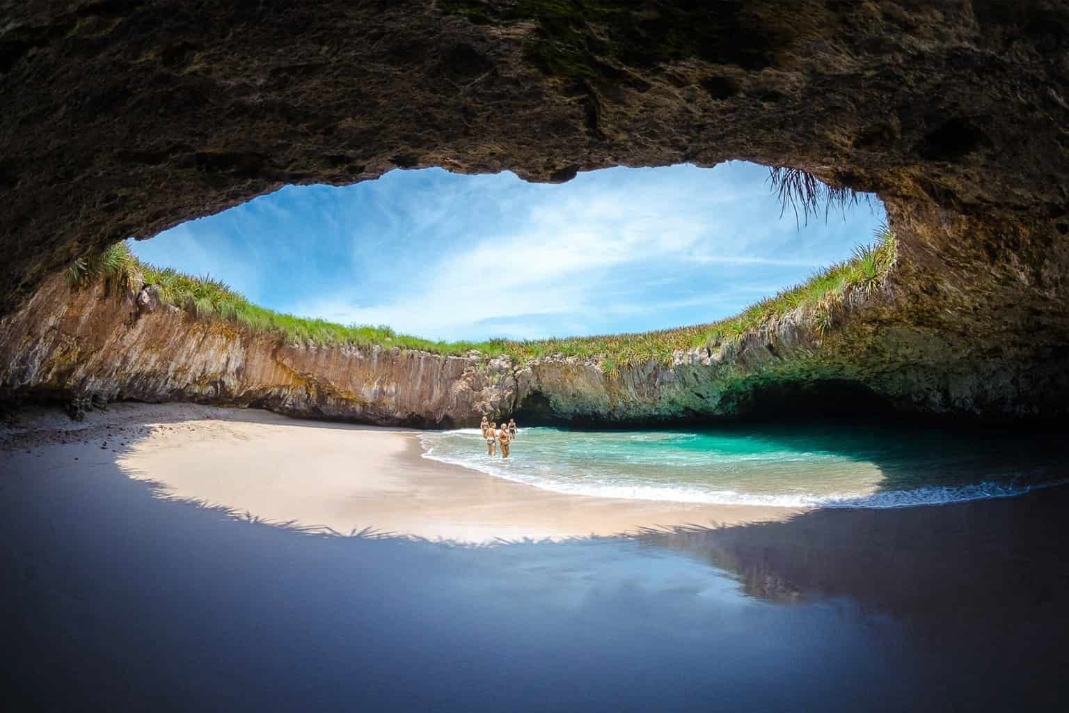 Vista aérea de las Islas Marietas rodeadas por el océano Pacífico